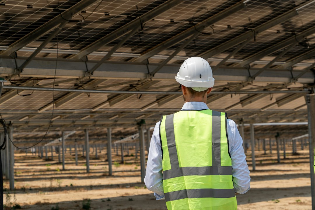 Ingeniero técnico solar en inspección con equipo de protección