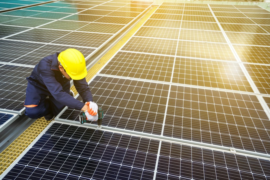 Técnico instalando paneles solares fotovoltaicos